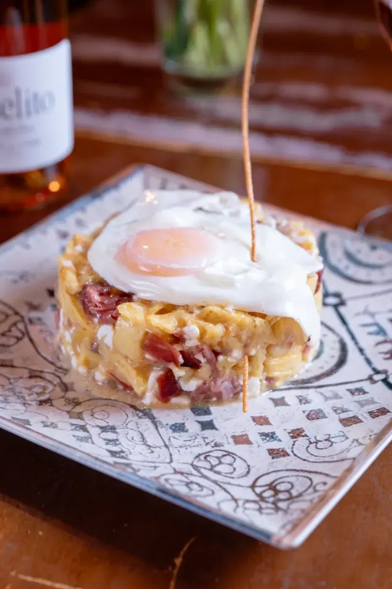 Patatas de Güéjar Sierra con huevos rotos y jamón