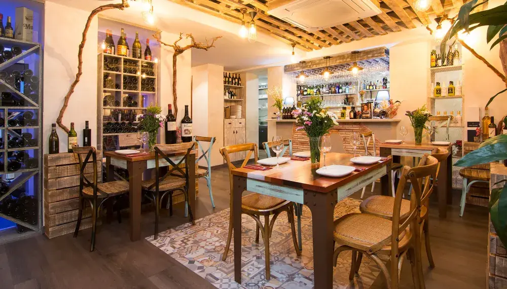 Mesa servida en Mas que Vinos
