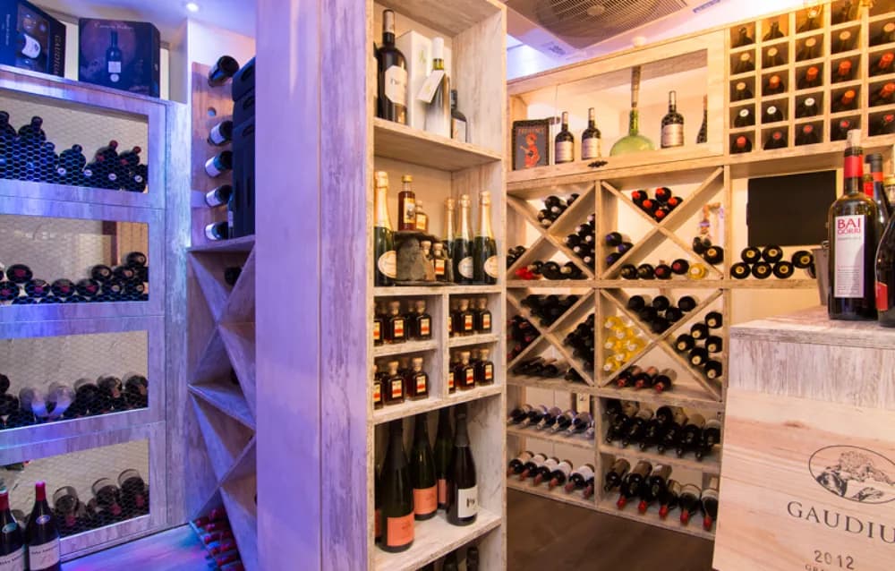 Interior del restaurante Mas que Vinos, en la calle Tundidores del centro de Granada